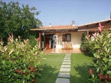 Villetta indipendente in vendita di 330 m² in Via Giosuè Carducci