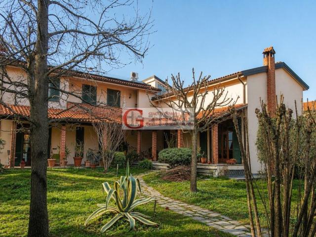Villetta indipendente in vendita di 330 m² in Via delle Serre