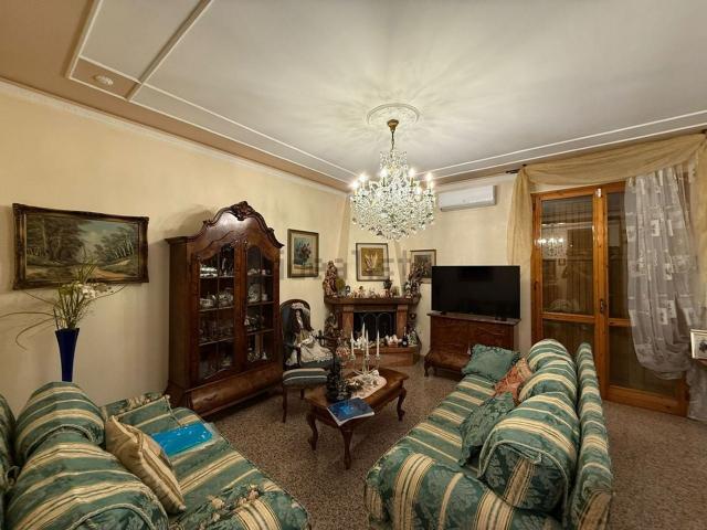Villetta indipendente in vendita di 330 m² in Via Lodi