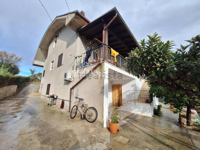 Villetta indipendente in vendita di 330 m² in Via Montecoccio, 12
