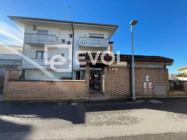 Villetta indipendente in vendita di 330 m² in Via Montenars, 2