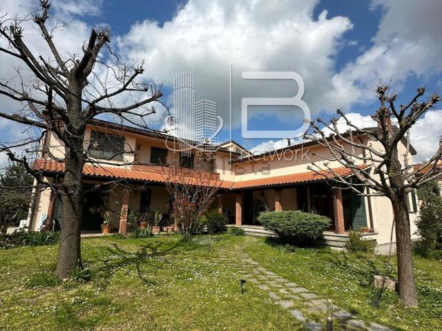 Villetta indipendente in vendita di 330 m² in Via Primo Carnera, 6