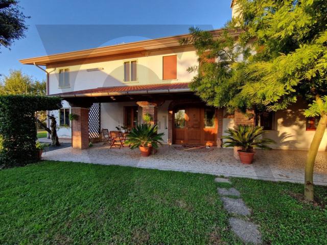 Villetta indipendente in vendita di 330 m² in Via Terraglione
