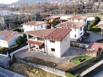Villetta indipendente in vendita di 330 m² in Via Trento