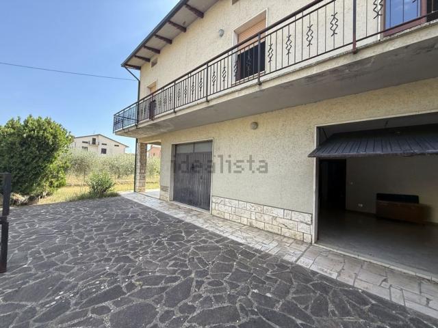 Villetta indipendente in vendita di 330 m² in Via XXV Aprile