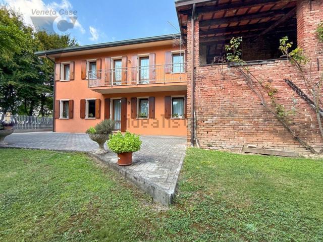 Villetta indipendente in vendita di 330 m² in Via XXV Aprile
