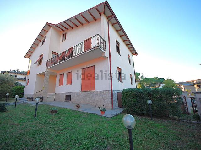 Villetta indipendente in vendita di 330 m² in Viale Properzio