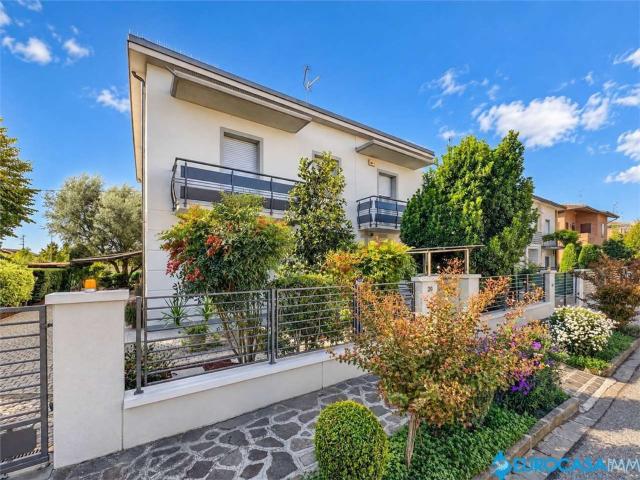 Villetta indipendente in vendita di 331 m² in Via Rino Veronesi, 20
