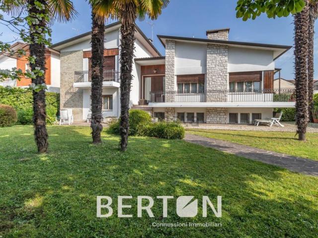 Villetta indipendente in vendita di 333 m² in Via Stazione