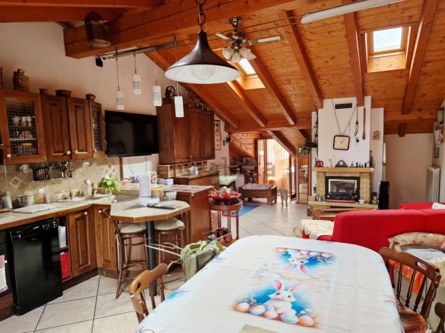 Villetta indipendente in vendita di 334 m² in Via della Chiesa, 37