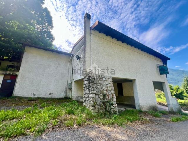Villetta indipendente in vendita di 334 m² in Via Santi Ippolito E Cassiano