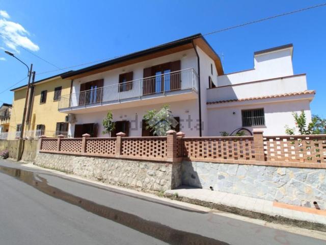 Villetta indipendente in vendita di 335 m² in Via Lagonegro, 7