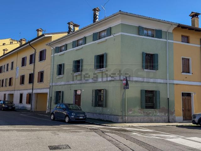 Villetta indipendente in vendita di 338 m² in Via Cairoli, 12