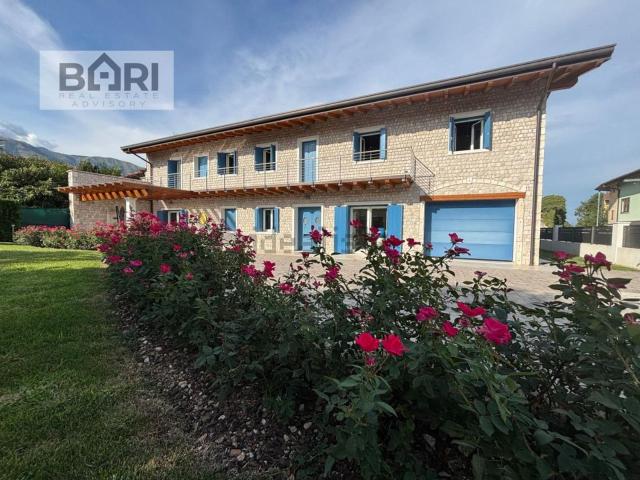 Villetta indipendente in vendita di 340 m² in Via Biancat