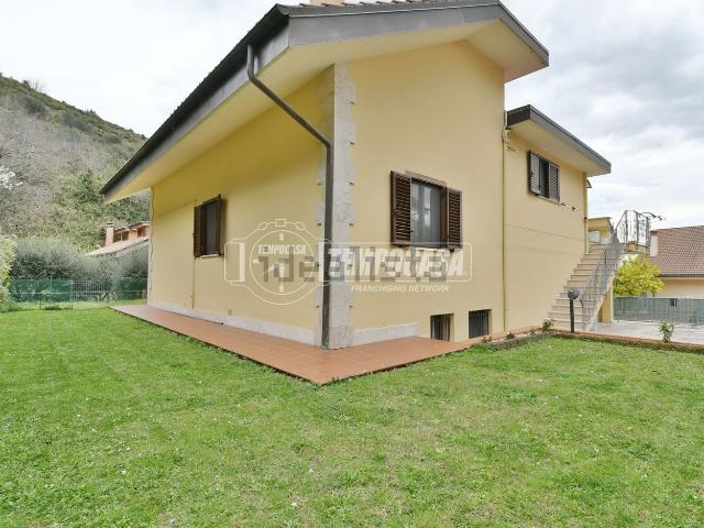 Villetta indipendente in vendita di 340 m² in Via Domenico Cimarosa, 8