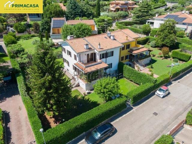 Villetta indipendente in vendita di 340 m² in Via delle Rose