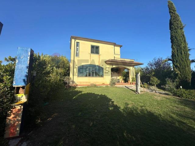 Villetta indipendente in vendita di 340 m² in Contrada Roseto