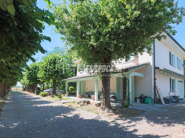 Villetta indipendente in vendita di 342 m² in Via Roma