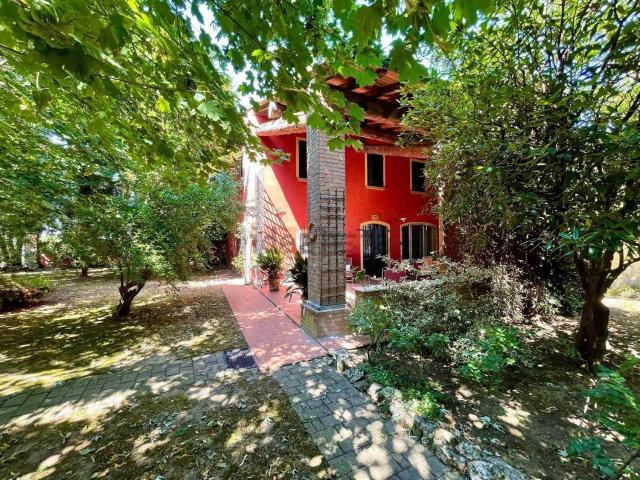 Villetta indipendente in vendita di 342 m² in Via delle Corti