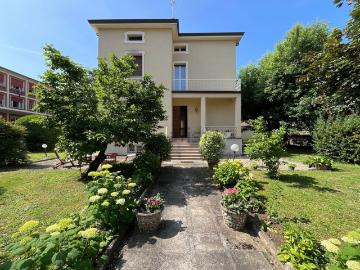 Villetta indipendente in vendita di 342 m² in Via XXV Aprile