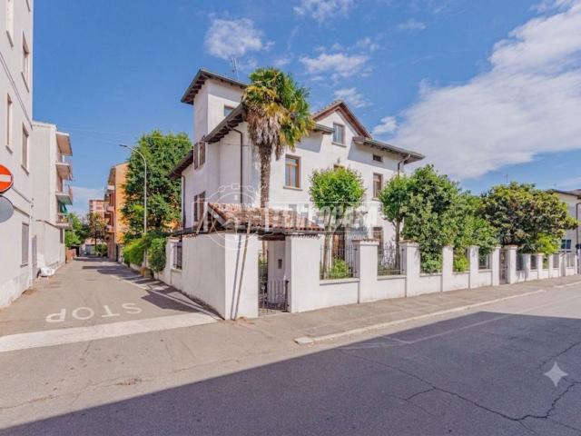 Villetta indipendente in vendita di 344 m² in Via G. Balduzzi, 1