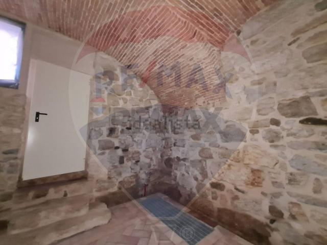Villetta indipendente in vendita di 345 m² in Via Cesare Battisti