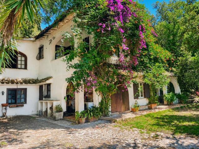 Villetta indipendente in vendita di 345 m² in Via Arezzo, 4