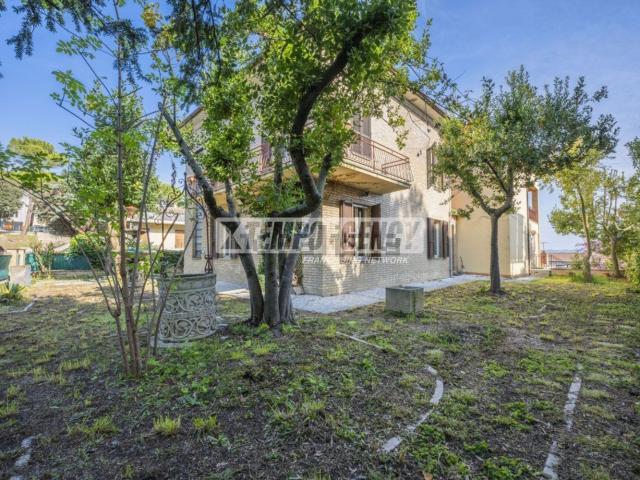 Villetta indipendente in vendita di 345 m² in Via Sibillini