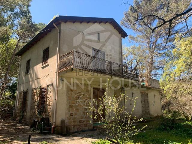 Villetta indipendente in vendita di 348 m² in Via dei Castagni, 11