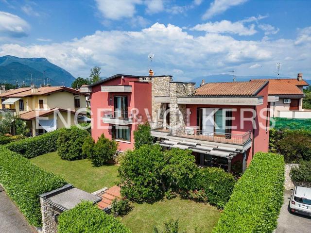 Villetta indipendente in vendita di 350 m² in Via Salvo d&apos Acquisto