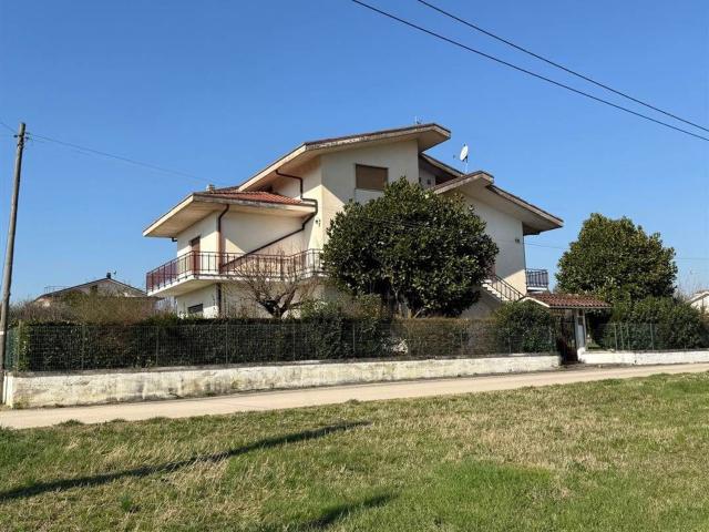 Villetta indipendente in vendita di 350 m² in Traversa Chiusa Grande, 8