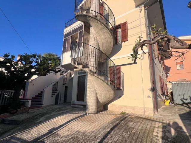 Villetta indipendente in vendita di 350 m² in Via Colle dell&apos Ara, 101