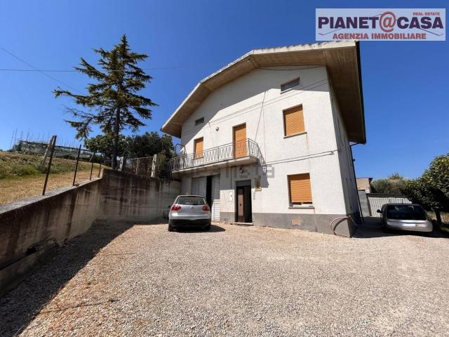 Villetta indipendente in vendita di 350 m² in Via Chiarini, 10