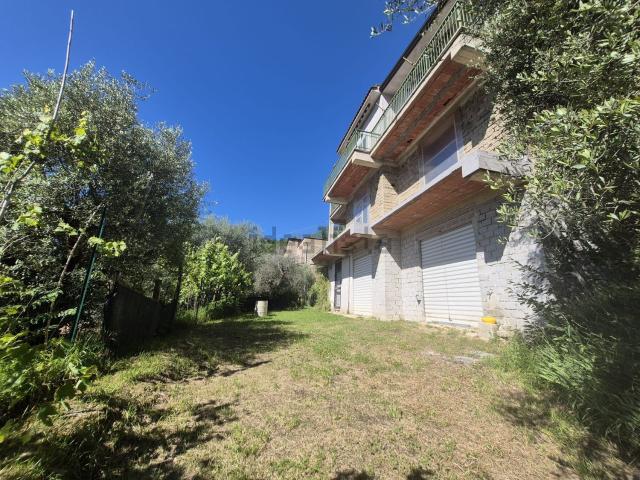 Villetta indipendente in vendita di 350 m² in Via Aprutina, 10