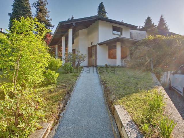 Villetta indipendente in vendita di 350 m² in Via della Madonnina, 23