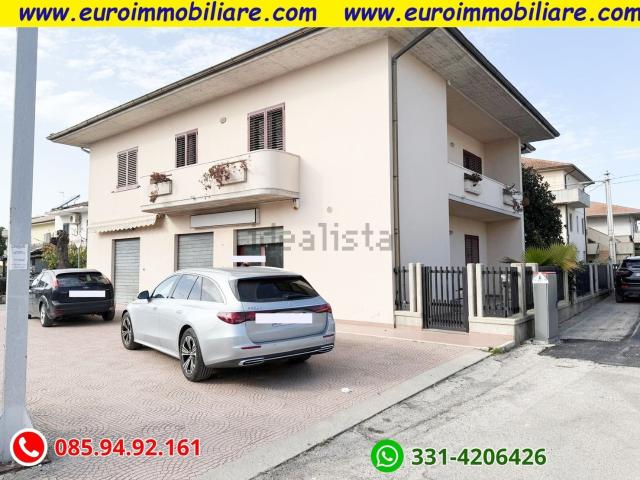 Villetta indipendente in vendita di 350 m² in Via della Resistenza, 2