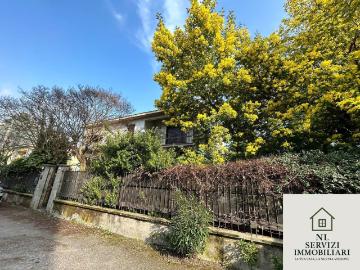Villetta indipendente in vendita di 350 m² in Via E. Ferrario