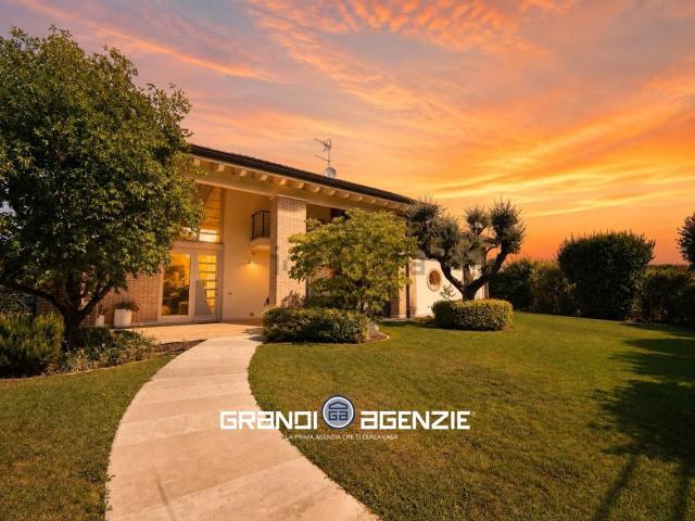 Villetta indipendente in vendita di 350 m² in Via F. Soligo