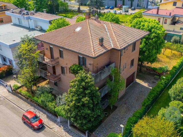 Villetta indipendente in vendita di 350 m² in Via Forlì, 37