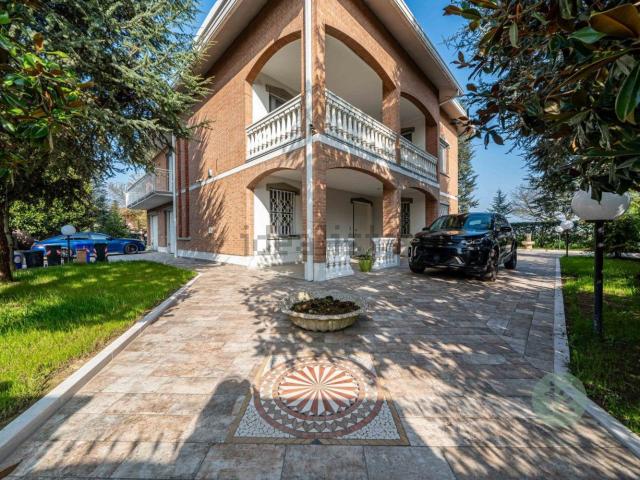 Villetta indipendente in vendita di 350 m² in Via Primo Dicembre 1944, 2