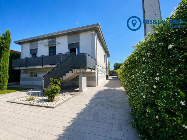 Villetta indipendente in vendita di 350 m² in Via I. Zanini