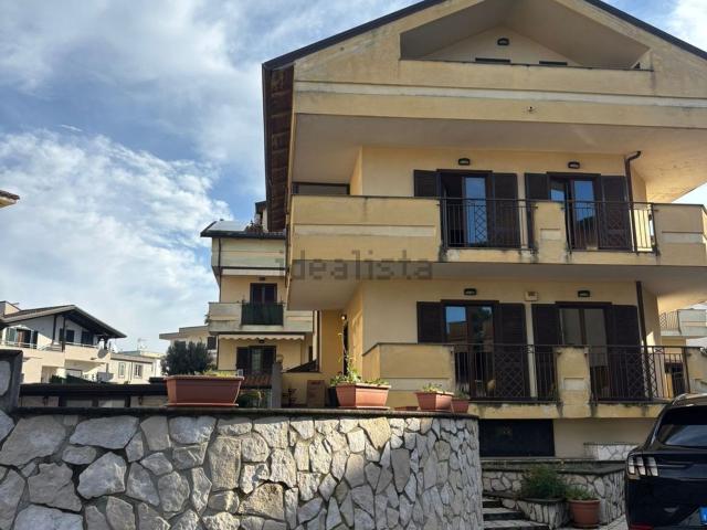 Villetta indipendente in vendita di 350 m² in Via Lago Patria