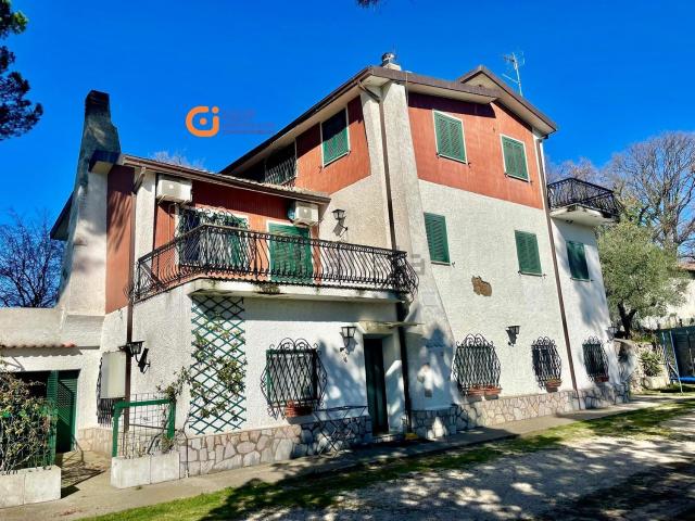 Villetta indipendente in vendita di 350 m² in Via Marzabotto, 24