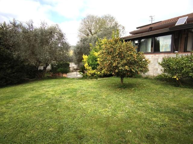 Villetta indipendente in vendita di 350 m² in Via Mascioni