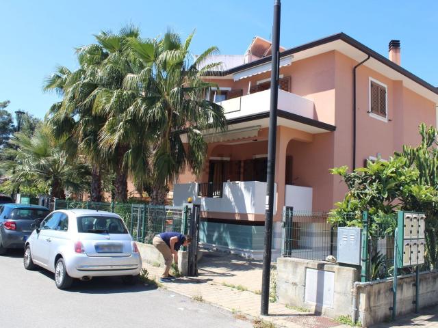 Villetta indipendente in vendita di 350 m² in Via Salvo D&apos Acquisto, 42