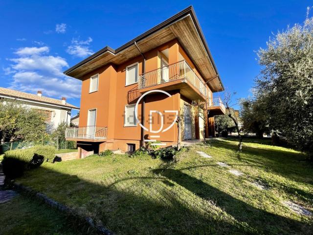 Villetta indipendente in vendita di 350 m² in Via Sarca