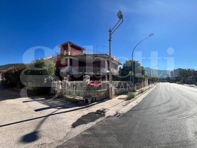Villetta indipendente in vendita di 350 m² in Via Triflisco