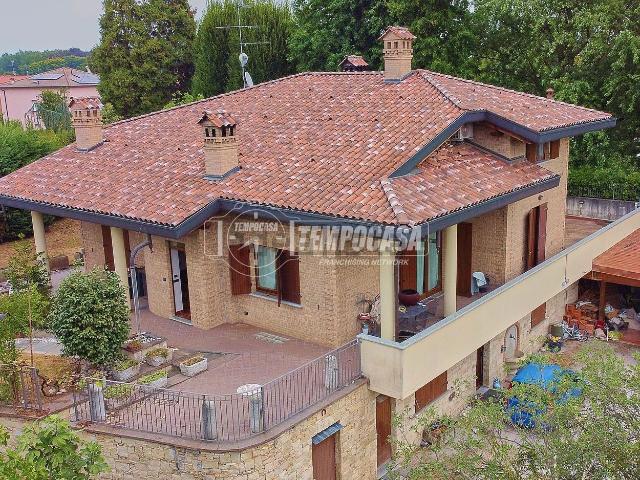 Villetta indipendente in vendita di 350 m² in Via Valtellina, 17