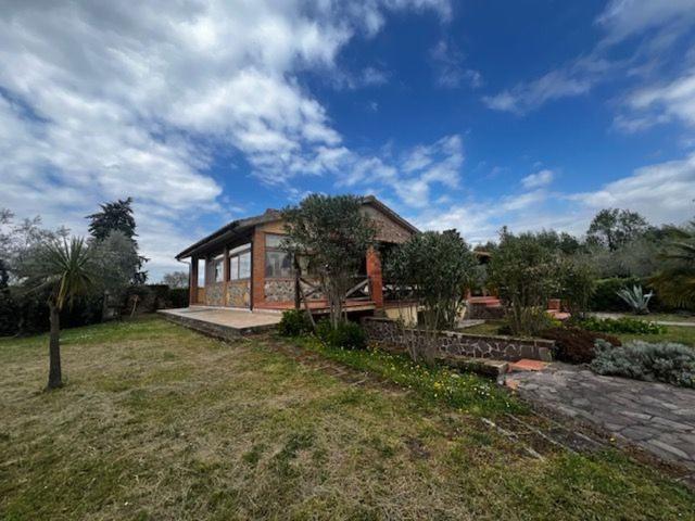 Villetta indipendente in vendita di 350 m² in Località ghirlanda