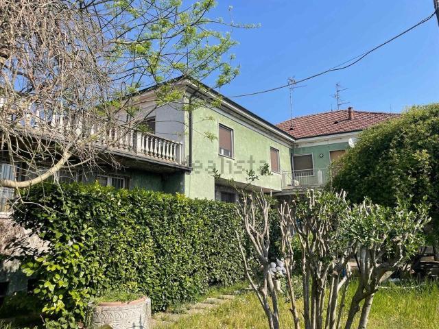 Villetta indipendente in vendita di 350 m² in Strada Pozzo Sant&apos Evasio
